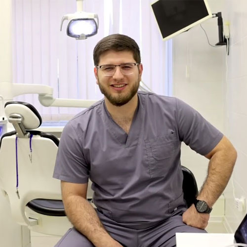 Стоматолог хирург-имплантолог рекомендует бренд "Maxim Garibaldi"
